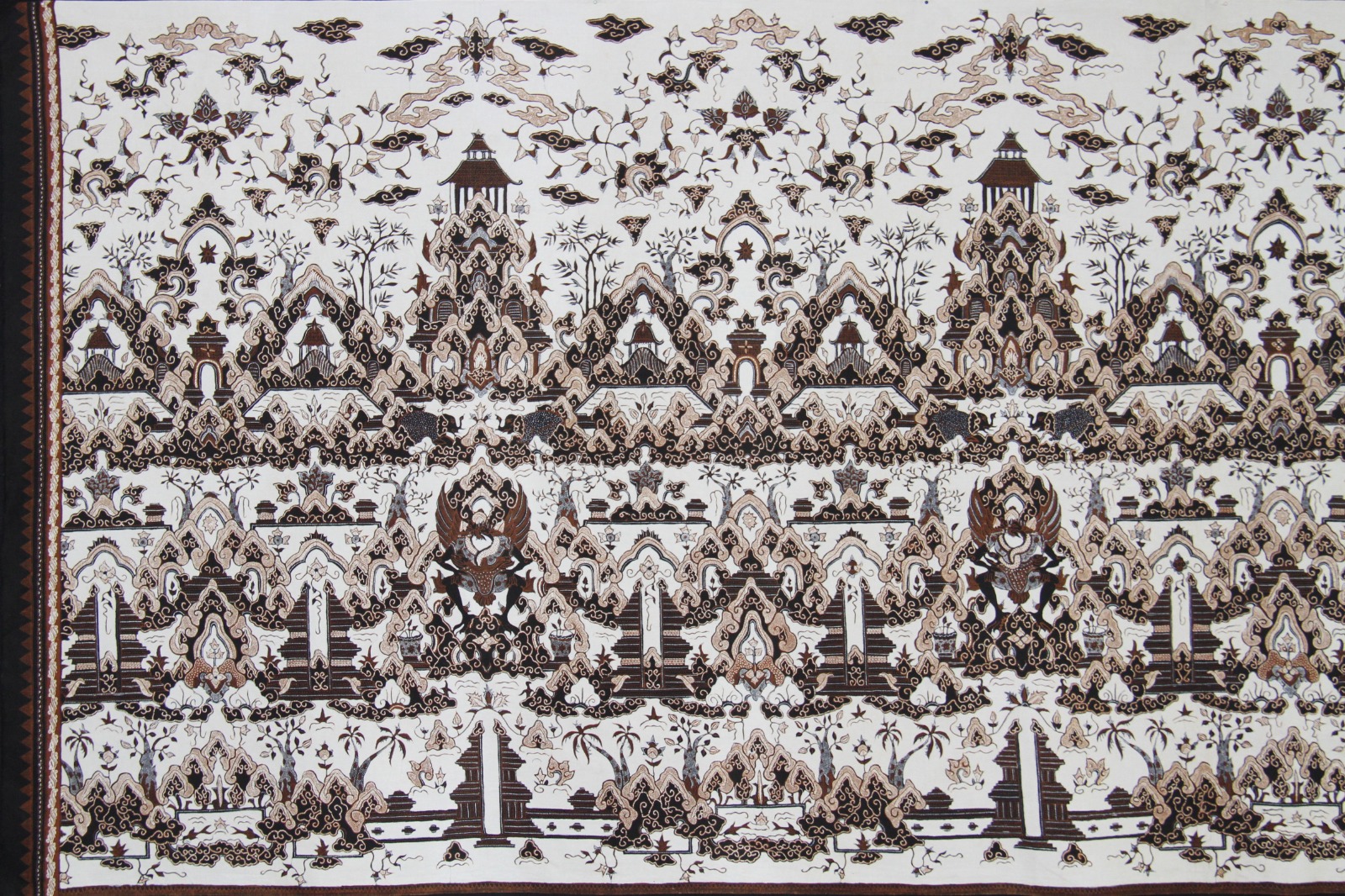 Batik tulis cirebon motif taman arum sunyaragi catrawarta Warna warna pada batik cirebon mencerminkan karakter masyarakat pesisir yang terbuka terhadap berbagai pengaruh budaya
